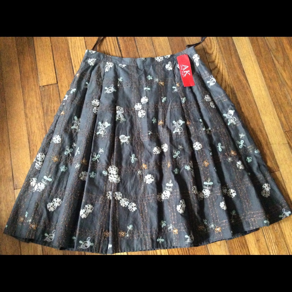 ANNE KLEIN COTTON SKIRT. NWT.